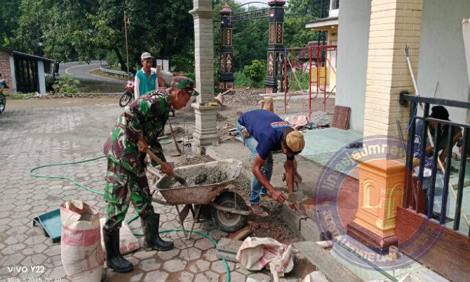 Babinsa Kodim Ponorogo Bantu Warga Pasang Keramik di Masjid