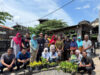 Penerapan VERTICAL GARDEN oleh Mahasiswa BBK 5 UNAIR di RW 5 Tambak Sarioso