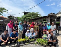 Penerapan VERTICAL GARDEN oleh Mahasiswa BBK 5 UNAIR di RW 5 Tambak Sarioso