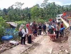 Perbaiki Akses Jalan Desa, Babinsa Koramil 0801/12 Pringkuku Gotong Royong Rabat Jalan