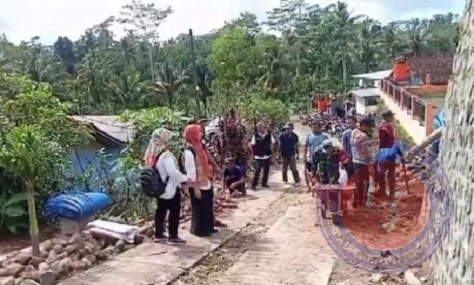 Perbaiki Akses Jalan Desa, Babinsa Koramil 0801/12 Pringkuku Gotong Royong Rabat Jalan