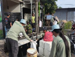 Gotong Royong Bersihkan Pemukiman Mahasiswa KKN BBK 5 UNAIR Gelar Kegiatan “SARISIK”.