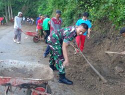 TNI dan Warga Gotong Royong Wujudkan Desa Bersih dan Sehat di Trenggalek
