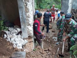 Rumah Warga Tertimpa Tanah Longsor, Anggota Kodim Ponorogo Lakukan Kerja Bakti