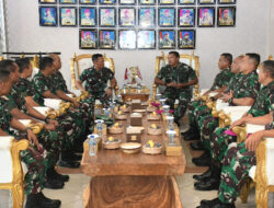 Perkuat Silaturahmi, Danpuslatdiksarmil Kodiklatal Kunjungi Satuan TNI AL di Sidoarjo