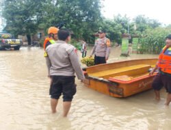 Sinergitas Polisi dan TNI Tanggap Bencana Sigap Bantu Warga Terdampak Banjir di Ngawi