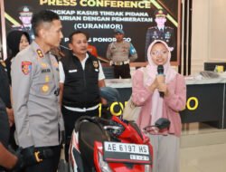 Pelaku Curanmor Ditangkap, Kapolres Ponorogo Kembalikan Motor Milik Korban