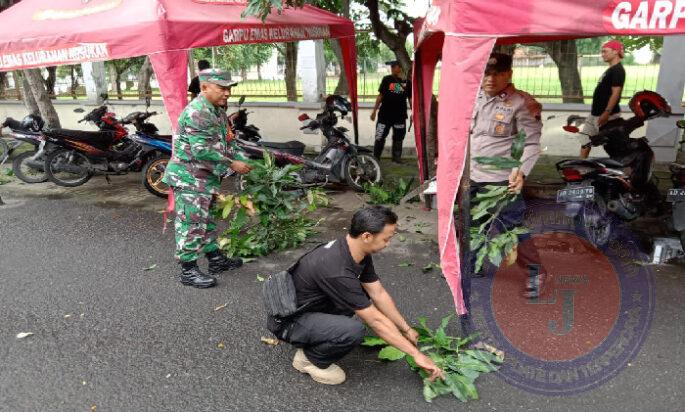 Jaga Kebersihan Lingkungan,Babinsa Kelurahan Nusukan Pelopori Kerja Bhakti Perempelan Dahan dan Ranting Pohon