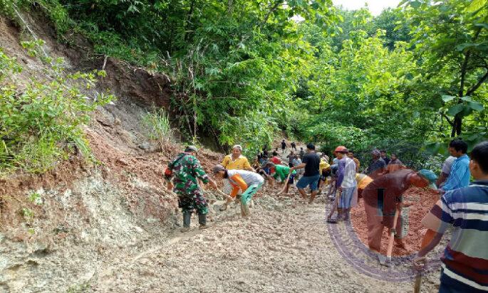 Empat Titik Tanah Longsor di Satu Desa, Anggota Kodim Ponorogo Lakukan Kerja Bakti