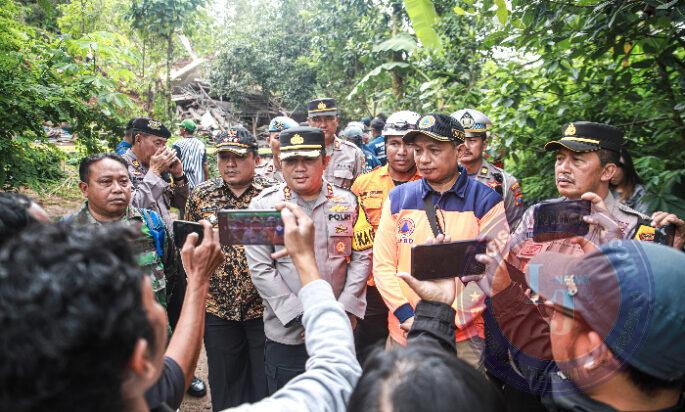 Polres Jombang Bersama TNI, Bantu Pencarian Korban Tanah Longsor