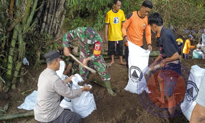 Tanggul Sungai Jebol. TNI dan Polri di Ponorogo Kerja Bakti Bersama Masyarakat