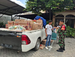 Babinsa Danukusuman Pantau Penjualan Paket Sembako Murah