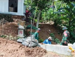 Wujud Kompak, Babinsa Koramil 0801/07 Ngadirojo dan Warga Bangun Teras dan Talud Masjid