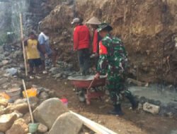 Antisipasi Longsor, Babinsa Desa Gayam Bersama Warga Bangun Tanggul Penahan Jalan