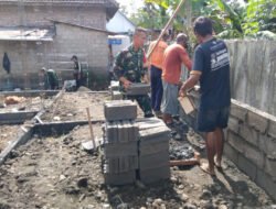 Sinergi TNI Bersama Rakyat, Babinsa Bantu Bangun Rumah Warga