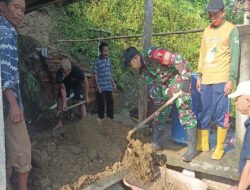 TNI-Polri Sigap! Bersama Warga, Bersihkan Longsor di Desa Nglebo