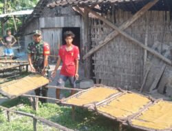 Dorong UMKM di Wilayahnya, Babinsa Koramil Karangjati Dampingi Pembuatan Kerupuk Kulit di Desa Ploso Lor