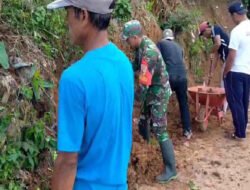 Wujud Kepedulian, Babinsa Koramil 0801/09 Tulakan Bersihan Longsor