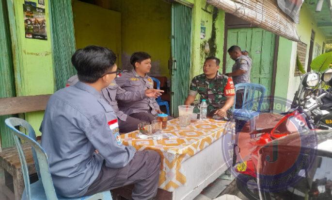 Sembari Bincang Santai, Babinsa Kedunglumbu Selipkan Pesan Jaga Kamtibmas Kepada Linmas