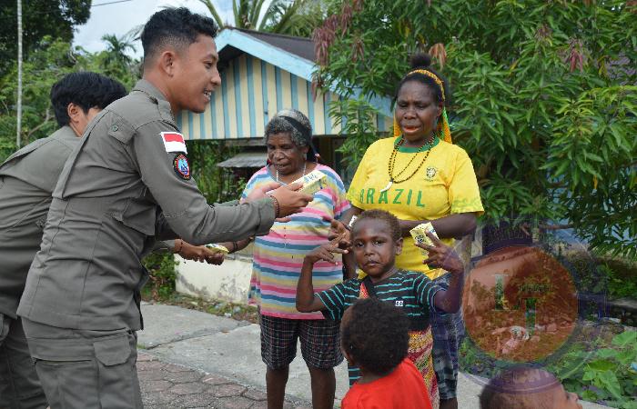 Dukung Tumbuh Kembang Anak Papua, Personel Ops Damai Cartenz-2025 Berbagi Susu Kotak di Mimika