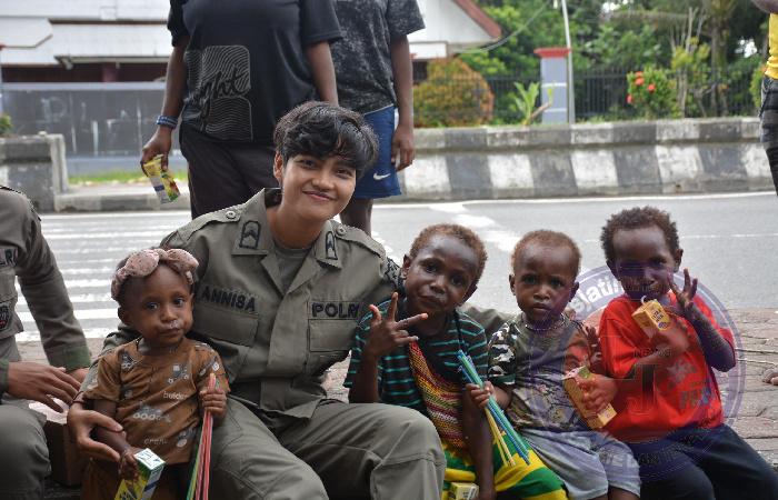 Personel Ops Damai Cartenz Ajak Warga Yalimo Jaga Kesehatan dan Ciptakan Kedamaian