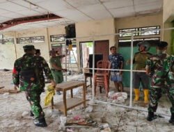 Anggota Koramil 03/Serengan Bersama Warga Kerja Bakti Gedung Balai Kampung yang Roboh