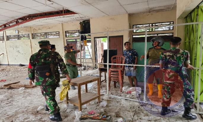 Anggota Koramil 03/Serengan Bersama Warga Kerja Bakti Gedung Balai Kampung yang Roboh