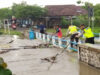 Tanggap Bencana, Polisi Bersama TNI dan Warga Bersihkan Sampah di Aliran Sungai Kali Ulo Magetan