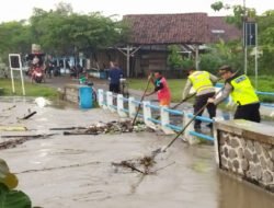 Tanggap Bencana, Polisi Bersama TNI dan Warga Bersihkan Sampah di Aliran Sungai Kali Ulo Magetan
