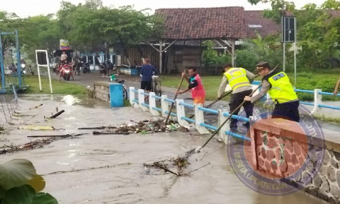 Tanggap Bencana, Polisi Bersama TNI dan Warga Bersihkan Sampah di Aliran Sungai Kali Ulo Magetan