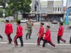 Wujud Nyata Babinsa Danukusuman, Amankan Jalan Sehat Anak Anak Sekolah