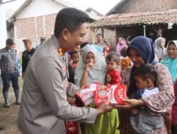 Kapolres Probolinggo bersama Bupati Terpilih Beri Bantuan Sembako untuk Warga Terdampak Banjir Bandang
