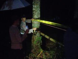 Polres Kediri Gercep Tangani Banjir, Pasang Police Line di Jembatan Putus Untuk Keselamatan Warga