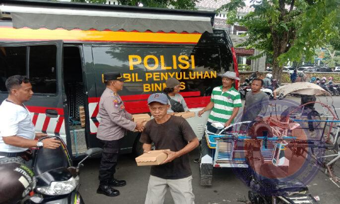 Jumat Berkah, Polresta Banyuwangi Berbagi Nasi Kotak untuk Warga Masyarakat