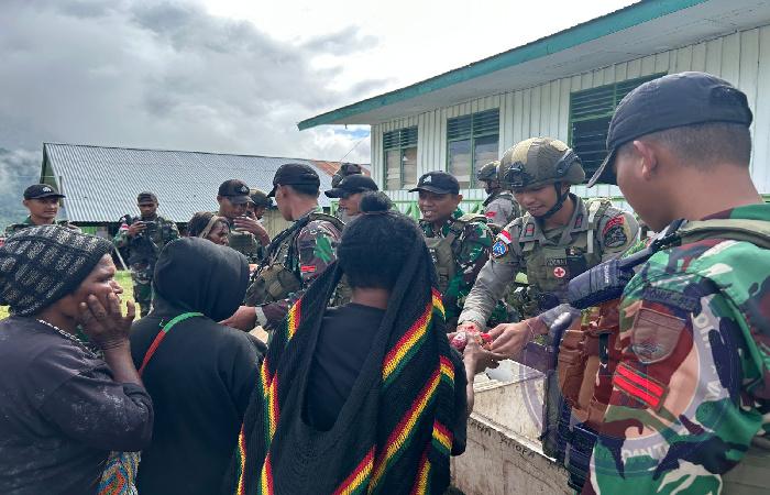 TNI-Polri Gelar Bakti Sosial Kepada Warga Kiwirok