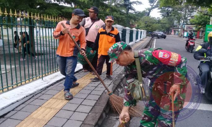 Sepanjang Jalan R.A Kartini Tak Luput dari Sasaran Pembersihan Lingkungan Babinsa Keprabon Bersama Tim Saberling