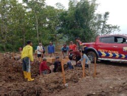 Gotong Royong Pemindahan Makam Warga Desa Sumurup ke TPU Baru di Desa Ngares