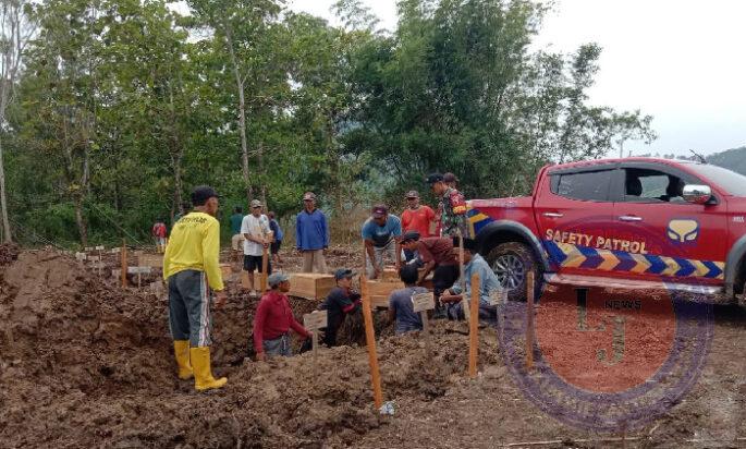 Gotong Royong Pemindahan Makam Warga Desa Sumurup ke TPU Baru di Desa Ngares