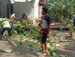 Kerja Bakti, Babinsa Kodim Ponorogo Bersihkan Ranting Pohon Bersama Warga