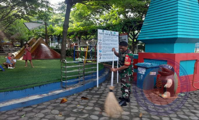 Ciptakan Arena Bermain Anak Bersih, Babinsa Jebres Bantu Pembersihan di Komplek Taman Cerdas Soekarno-Hatta