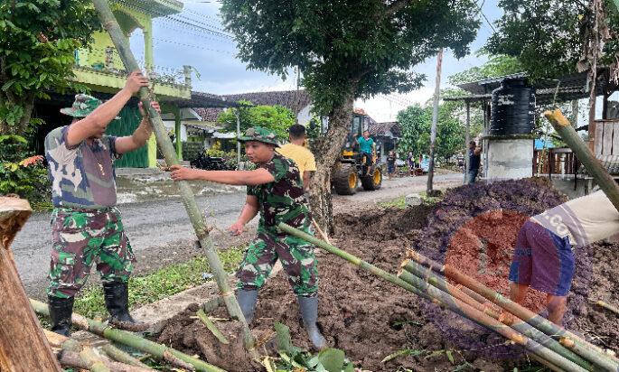 Wujud Kepedulian, Babinsa Koramil 0801/01 Pacitan Bantu Warga Pembuatan Pagar Bambu