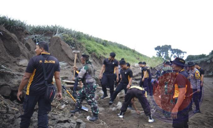 Gotong Royong Polres Kediri Bersama TNI dan Warga Pasang Bronjong di Lokasi Banjir