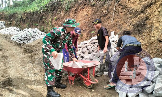 Babinsa dan Warga Sawahan Kompak! Gotong Royong Bangun Jalan Desa