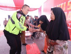 Patroli Jarak Jauh Naik Motor Kapolda Jatim Beri Bantuan Sembako Untuk Warga di Malang