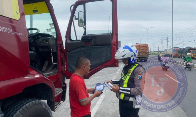 Tingkatkan Keselamatan di Jalan Raya, Satlantas Polres Gresik Tindak Tegas Truk Langgar Jam Operasional