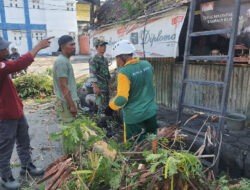 Babinsa Joyotakan Pelopori Kerja Bakti Bersama Warganya