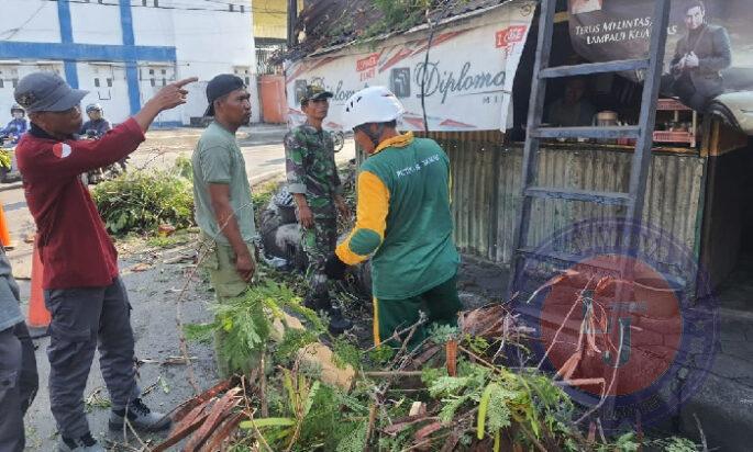 Babinsa Joyotakan Pelopori Kerja Bakti Bersama Warganya