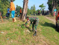 Tanamkan Sifat Gotong Royong dan Saling Membantu, Babinsa Gilingan Pelopori Kerja Bakti Pembersihan Lingkungan
