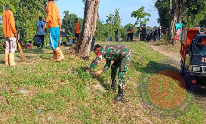 Tanamkan Sifat Gotong Royong dan Saling Membantu, Babinsa Gilingan Pelopori Kerja Bakti Pembersihan Lingkungan