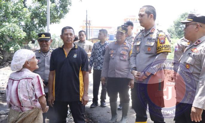 Polres Situbondo Gelar Bakti Sosial Bersihkan Material Pasca Banjir di Kecamatan Kendit